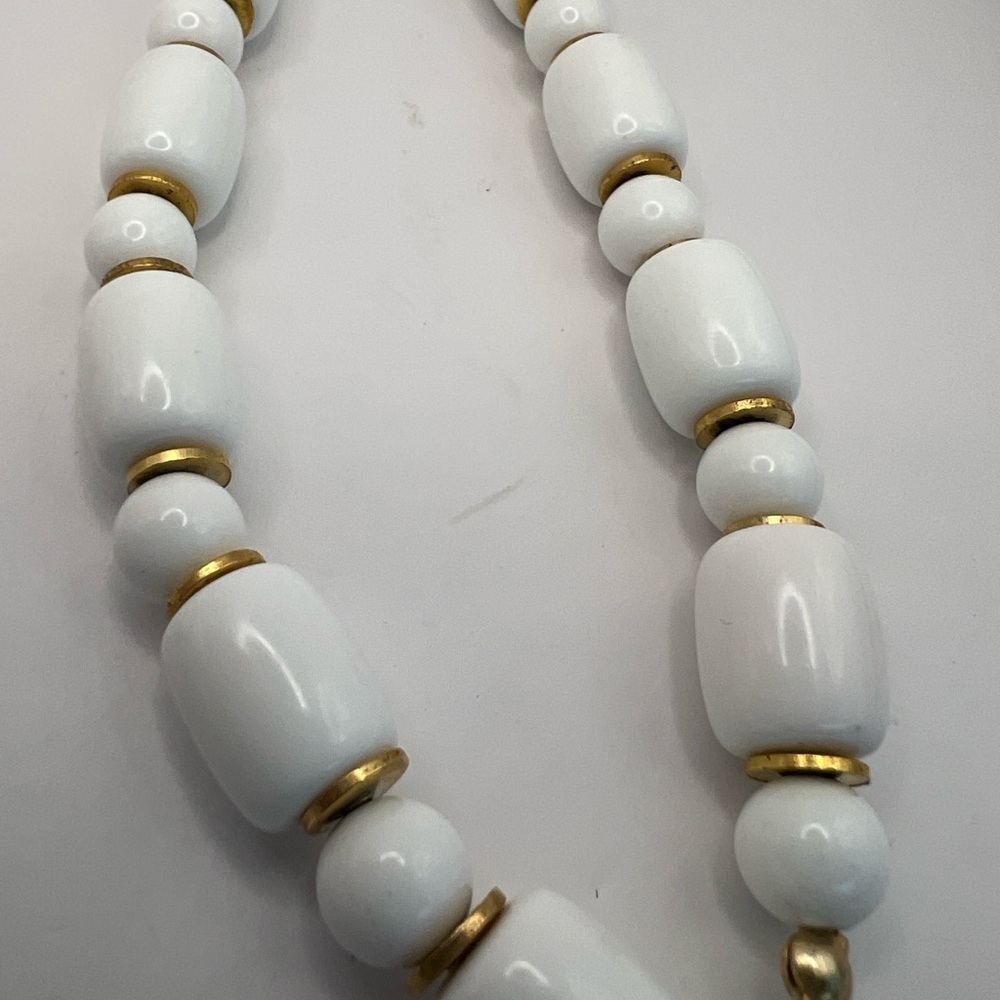 Vintage Crown Trifari White bead and gold tone long necklace - Picture 7 of 8